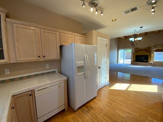 Building Photo - 3 Bedroom Single Story Home Available Near...