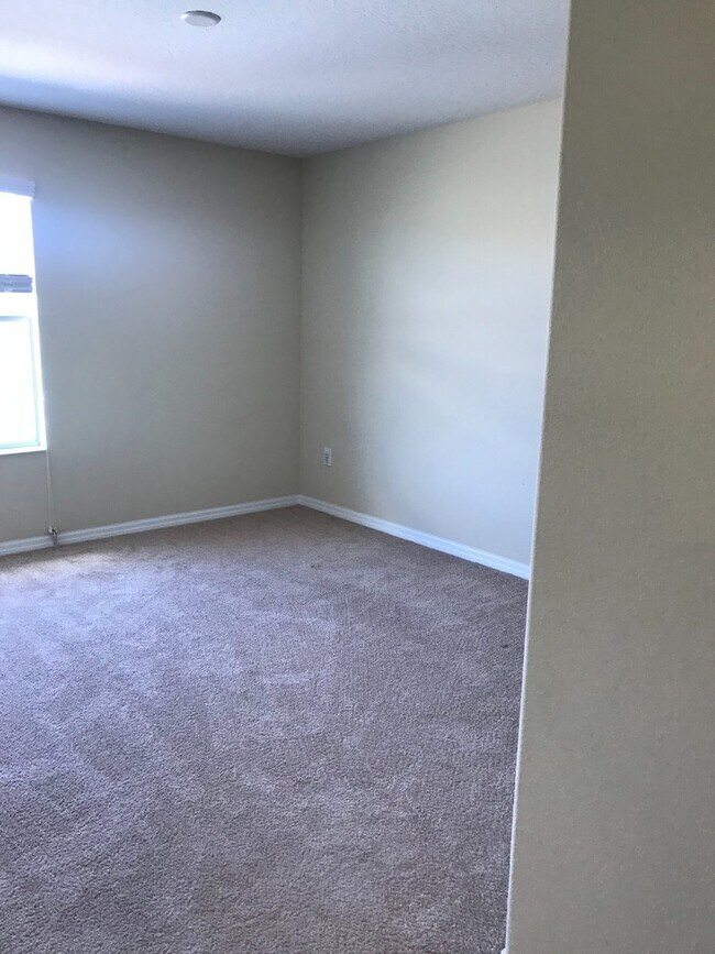 Building Photo - 4 bedroom independence Winter Garden townhouse for rent (internet/cable included in the rent)