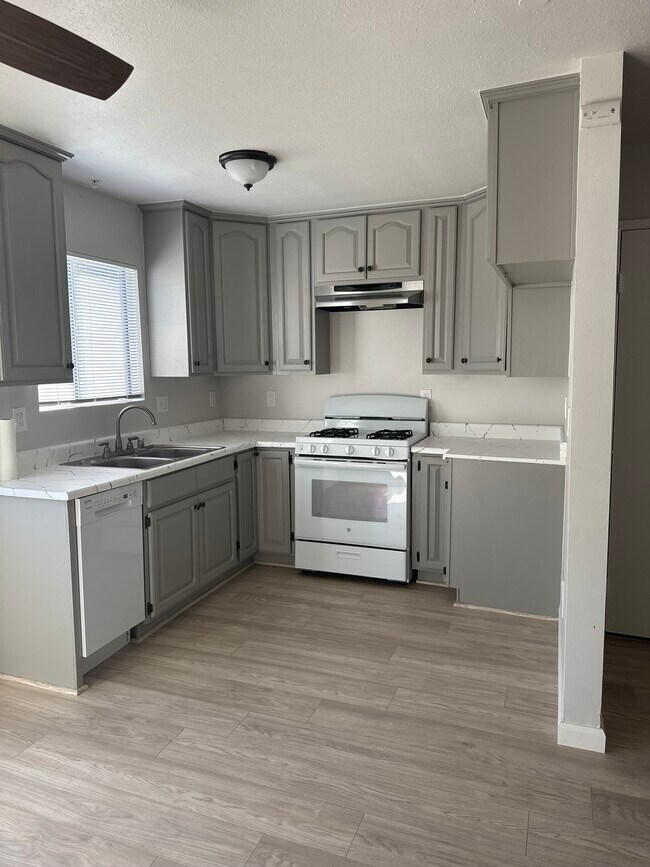 KITCHEN - 522 N Serrano Ave