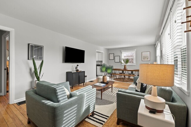 Building Photo - Super Mod Clintonville Oasis - Perfect for travelling profesionals