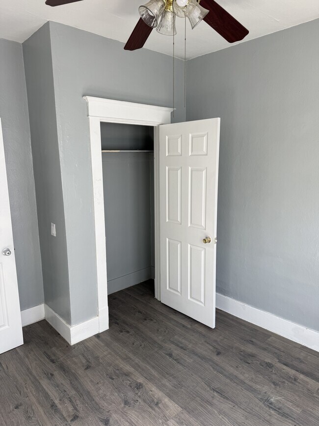 Building Photo - 2239 N Sheridan Rd