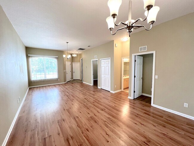 Building Photo - Huge 4 Bed 3 Bath 2 Car Townhome w FENCED YARD  for Rent!
