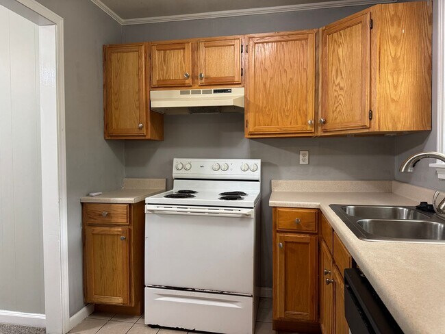 Building Photo - Move in Ready Prairie Village Ranch + Fenc...