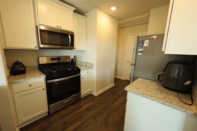 Building Photo - 428 Lgt Smt Dr