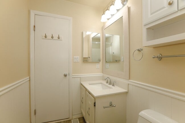 Building Photo - Spacious Townhome Move in Ready!!