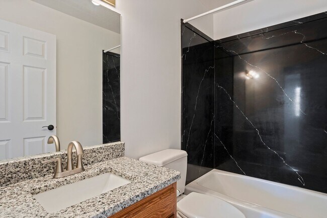 Building Photo - Spacious 4 Bedroom 3 Bathroom Layton Home