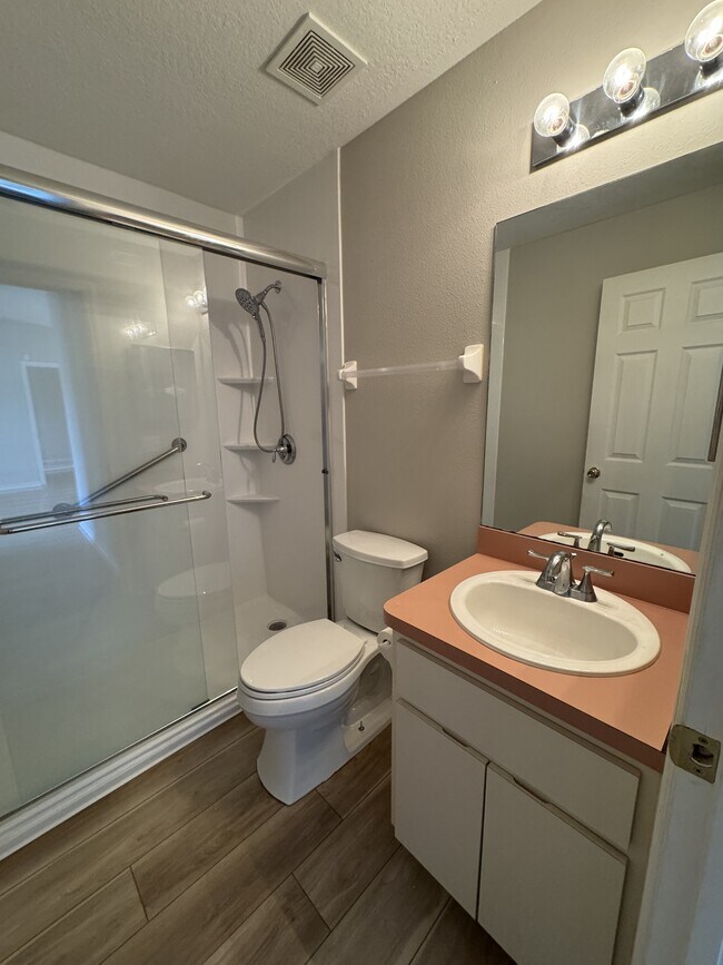 Building Photo - 5100 Mentmore Ave