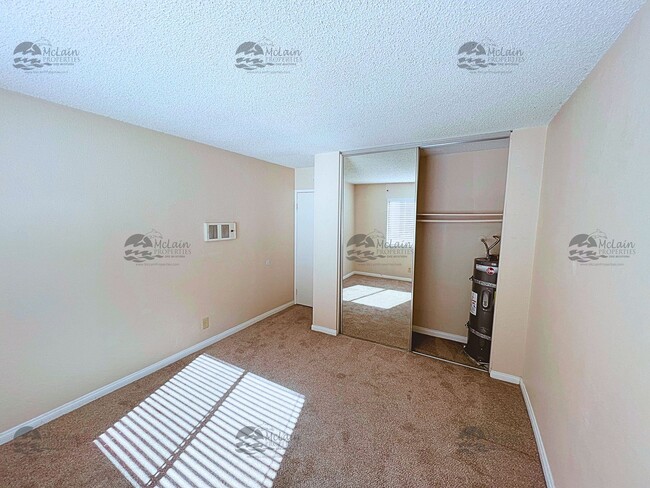 Building Photo - 3 Bed/2 Bath Two Story Townhome in Gated Community