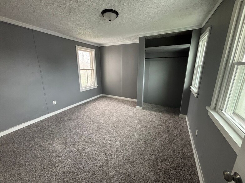 Building Photo - 621 1/2 East Adams Street, Right side