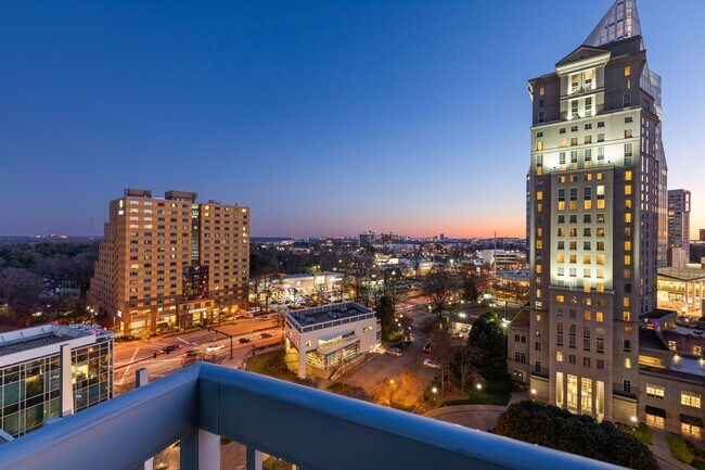 Building Photo - Spacious 1 Bedroom Condo in Heart of Buckh...
