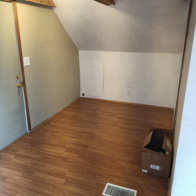 Building Photo - 1440 W Barry Ave