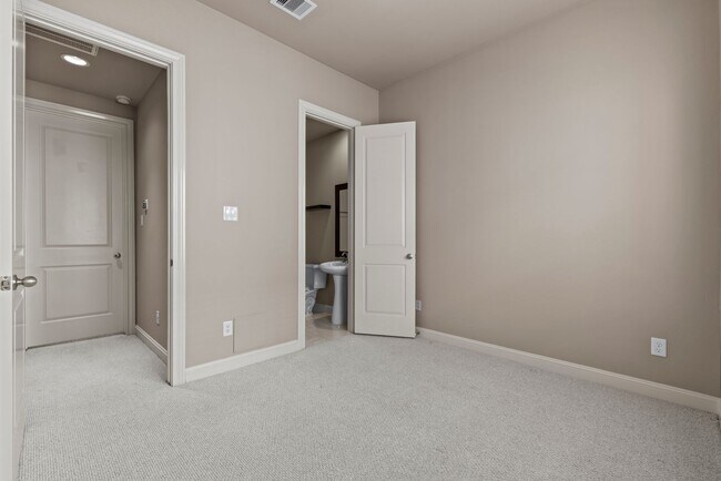 Building Photo - Luxury Townhouse in Fannin Station