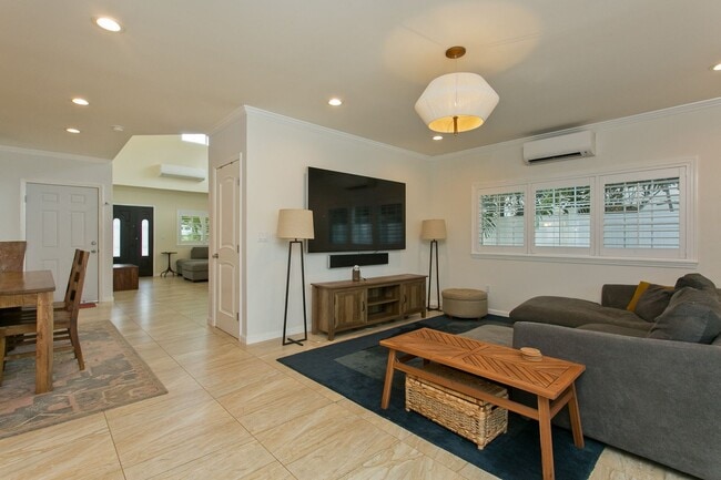 Building Photo - Diamond Head - Pet friendly - furnished 3 bedroom home with garage! Available now!