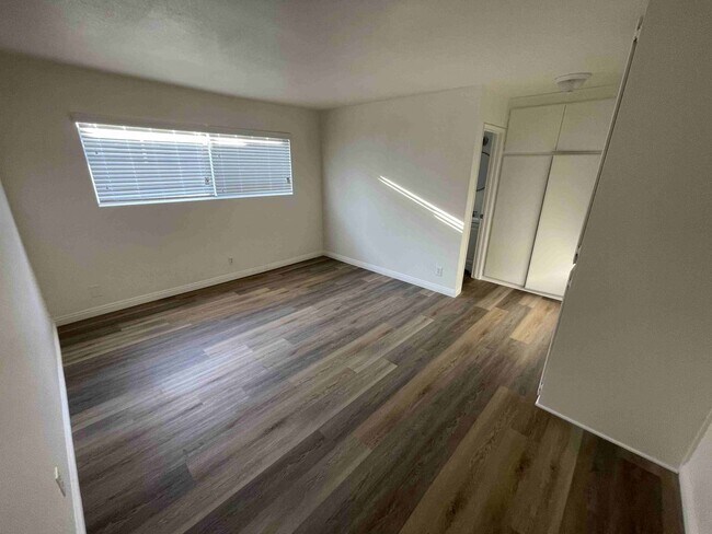 Building Photo - COMPLETELY UPDATED ONE BEDROOM APARTMENT IN TARZANA!