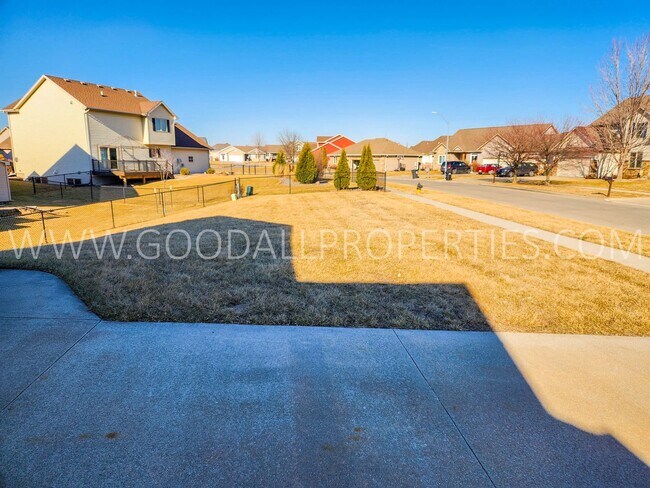 Building Photo - Beautiful 3 Bedroom 2.5 Bath walkout ranch in Ankeny