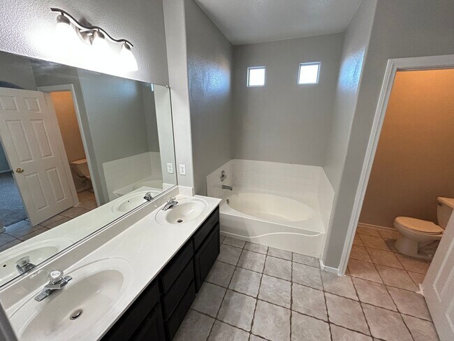 Building Photo - Spacious 3Bed/3Bath Two Story Home Located...