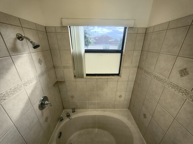 Building Photo - 1307 Clove Dr