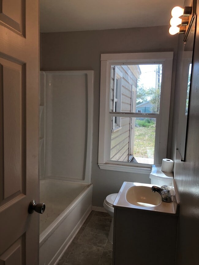 Building Photo - 3 Bedrooms 2 Baths 1 Car Garage Walking Di...