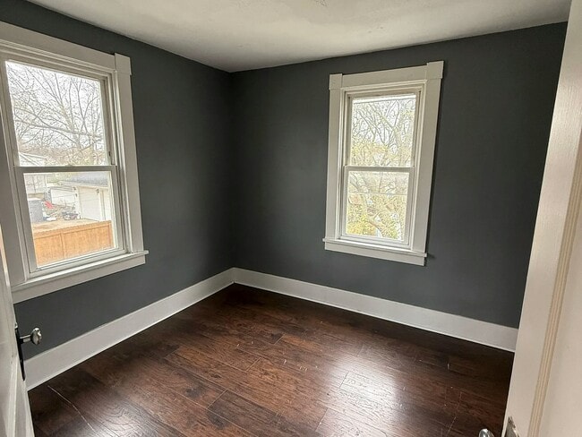 Building Photo - 283 Abbe Rd N