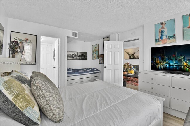 Building Photo - 1331 Lincoln Rd