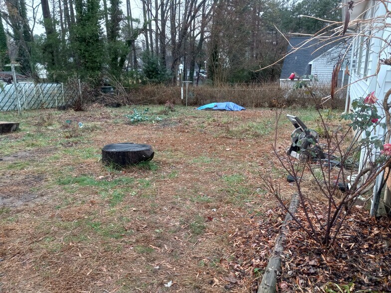 Back yard. - 8411 Shannon Rd