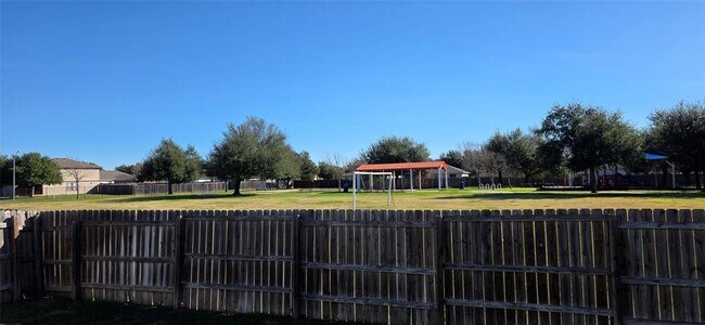 Building Photo - 204 Quail Hollow Dr