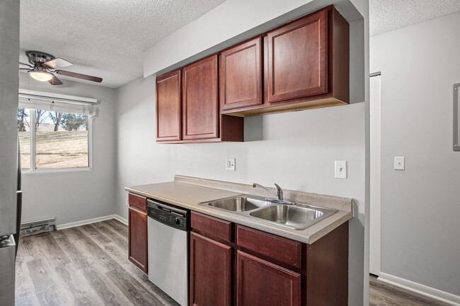 Building Photo - Rosco Apts-2720