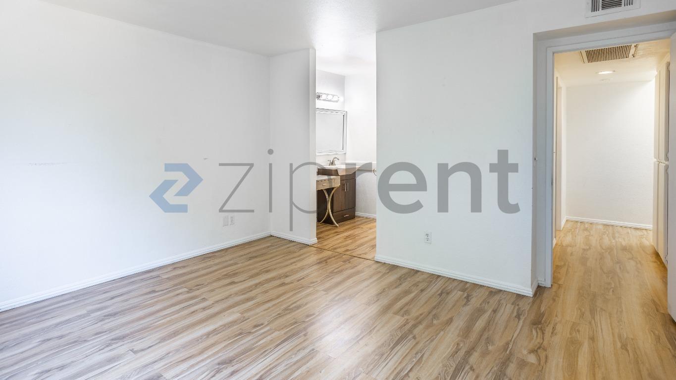 Building Photo - Unit 4