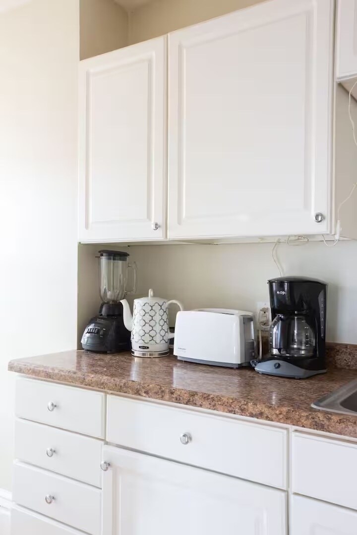 Building Photo - 900 W 22nd St