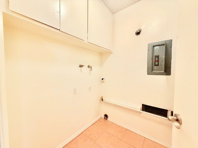 Building Photo - Beautiful two bedroom one bath