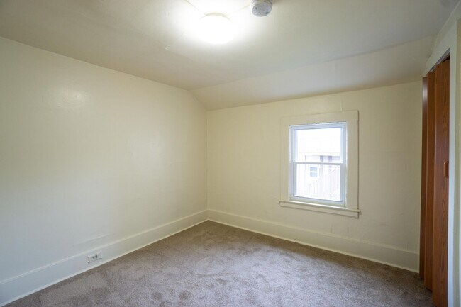Building Photo - AVAILABLE 6/1/26 - House for Rent Near Sho...