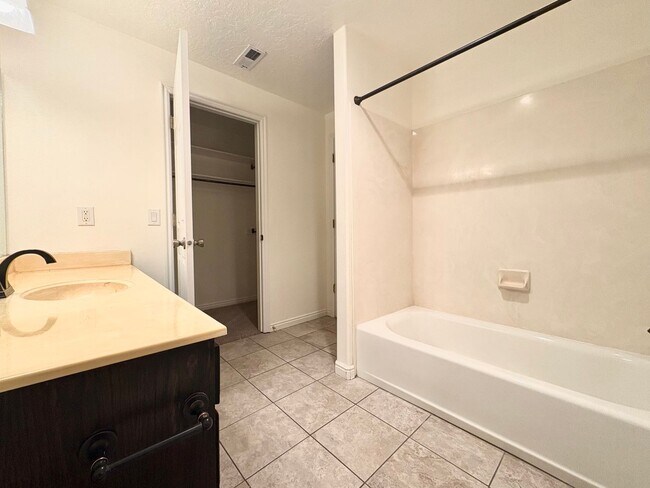 Building Photo - Lakeview Orem Living – 3 Bed Near UVU