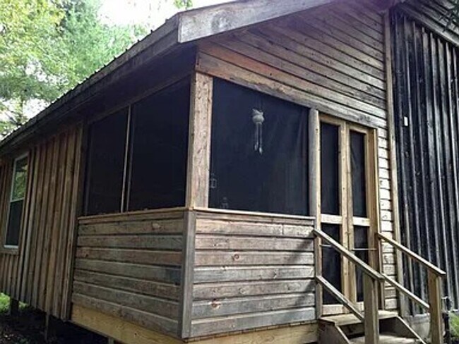 Building Photo - Cozy 3-Bedroom Home with Private Yard in L...