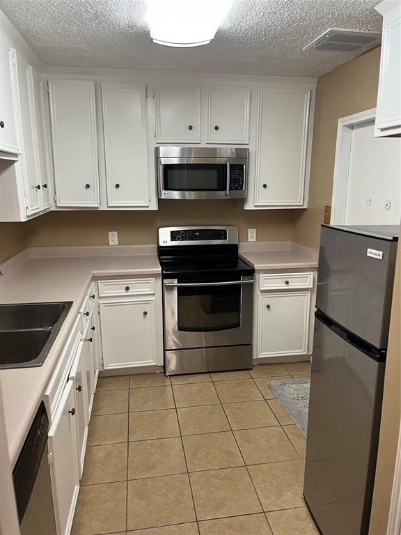 Building Photo - 13724 Hollowgreen Dr