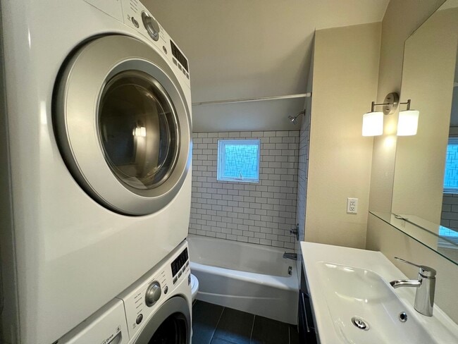 Building Photo - Spacious Two-Story 1 Bedroom, 1 Bathroom U...