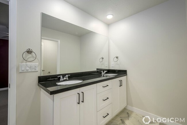 Building Photo - Stunning Row-End Townhome In Excellent Loc...