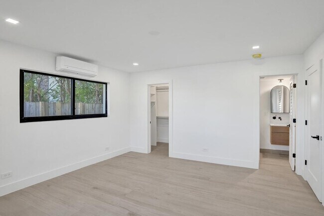 Building Photo - 840 SE 22nd Ave