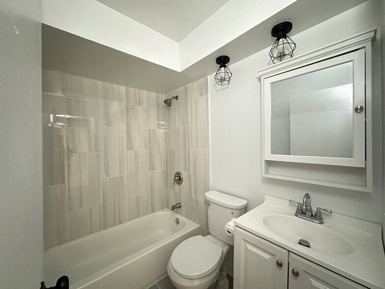 Building Photo - 1515 W Morse Ave