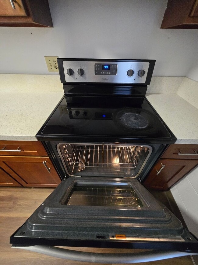 Building Photo - Upgraded 1 Bedroom, 1 Bath, 1 Parking, Con...