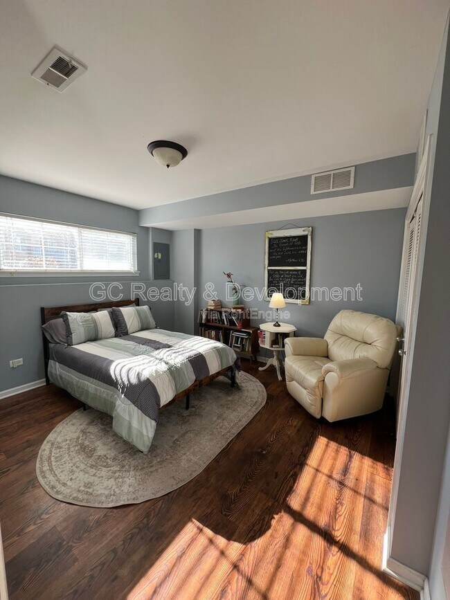 Building Photo - 112 Lakeshore Dr