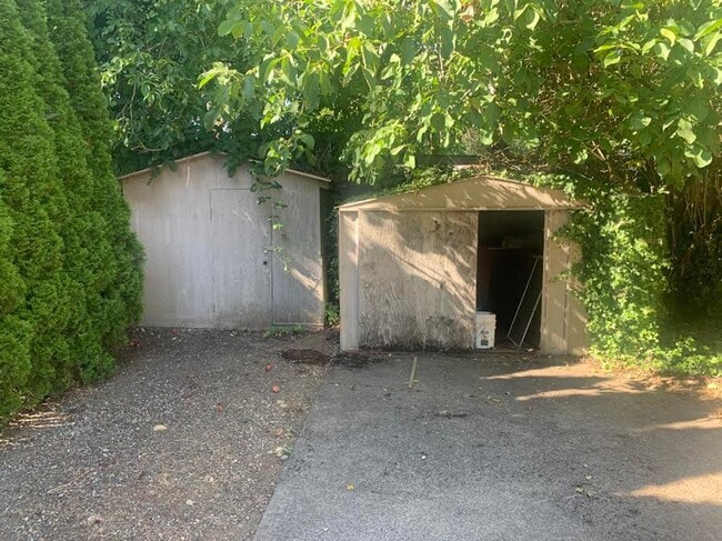 Building Photo - Colonial Style Home on Park-Like Grounds