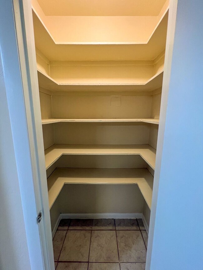 Building Photo - 4BR/3BA with Detached Garage Conversion Available Mid August! *Application Pending*