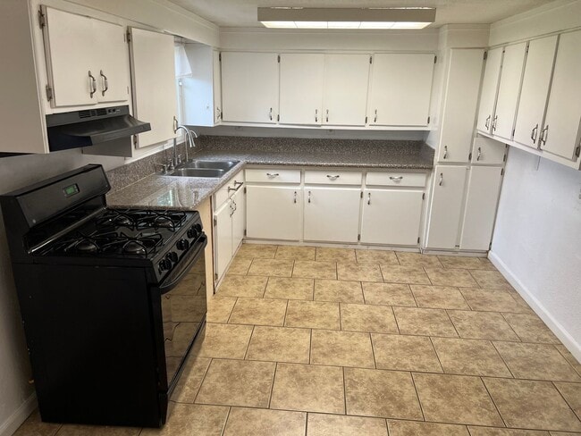 Building Photo - North Bakersfield House