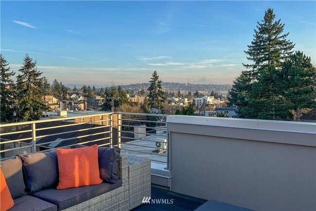 Building Photo - Modern 4-Bedroom Townhome in the Heart of ...