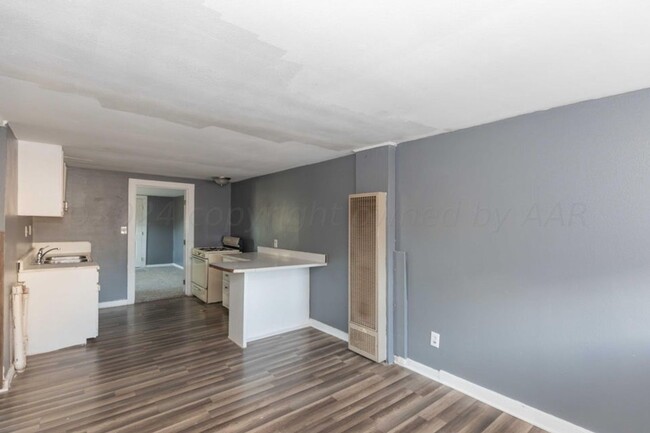 Building Photo - 2bedroom 1bathroom tenant pays electric ce...