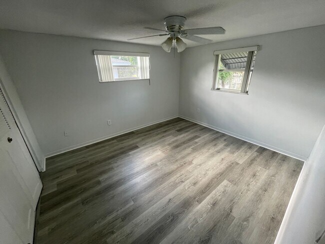 Building Photo - 2/1.5/1 New Port Richey