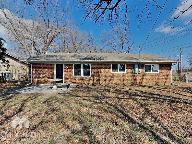 Building Photo - 204 E Ave C