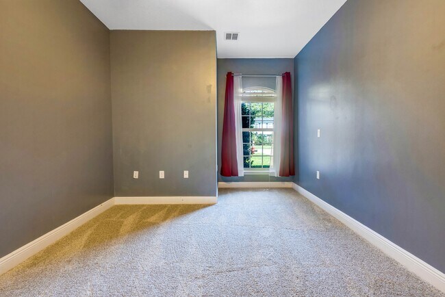 Building Photo - 651 Powell Dr NE