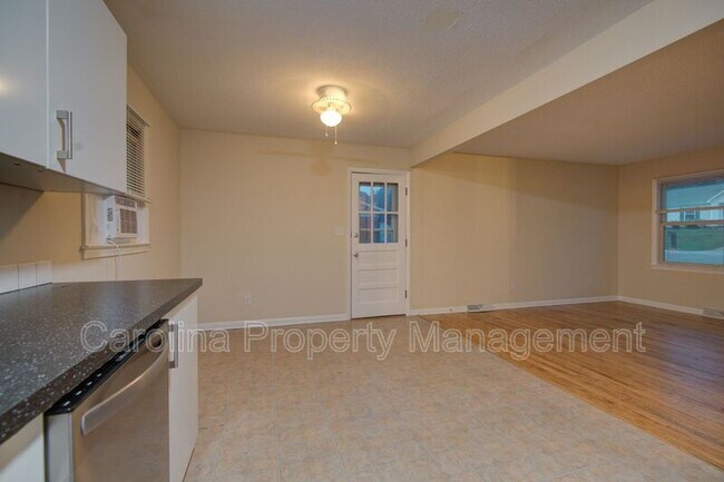 Building Photo - 421 E McLelland Ave
