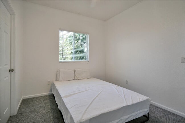 Building Photo - 378 NE 47th Pl